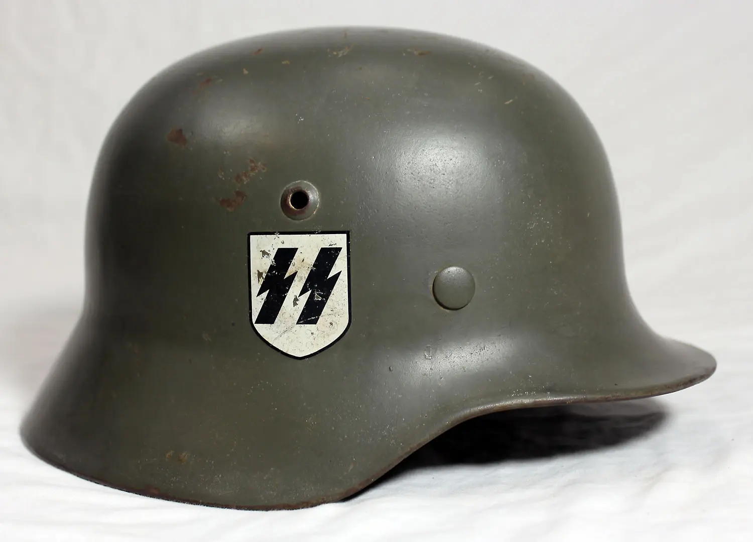 A german helmet with the symbol for ' waffen ss '.