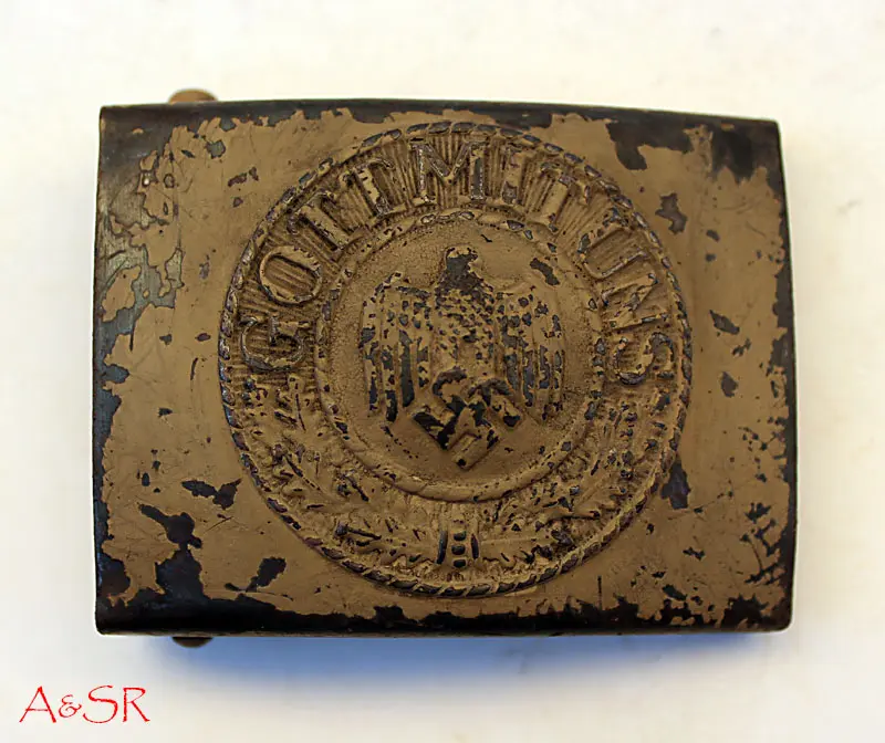 A belt buckle with the coat of arms on it.