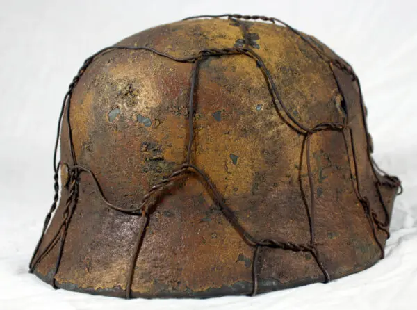 German M40 helmet size 66 Italian front camo w/chickenwire - Image 4